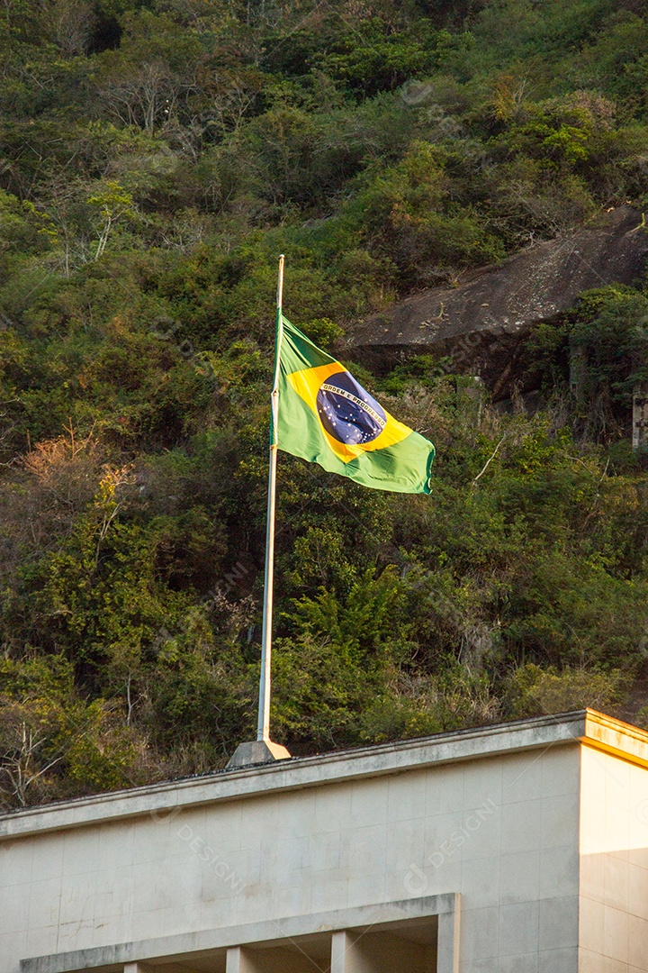 bandeira do brasil ao ar livre em cima de um prédio no Rio de Janeiro Brasil.