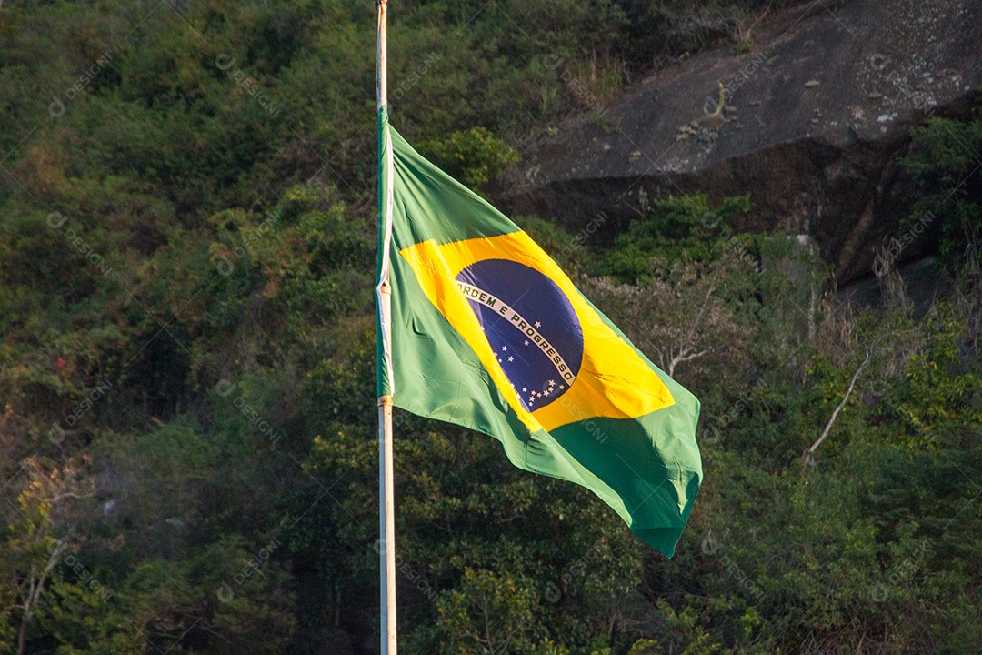 bandeira do brasil ao ar livre em cima de um prédio no Rio de Janeiro Brasil.