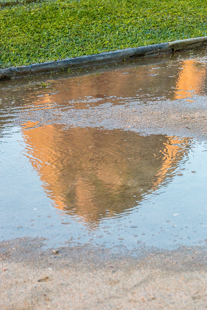 reflexo do Pão de Açúcar em uma poça de água no rio de janeiro.
