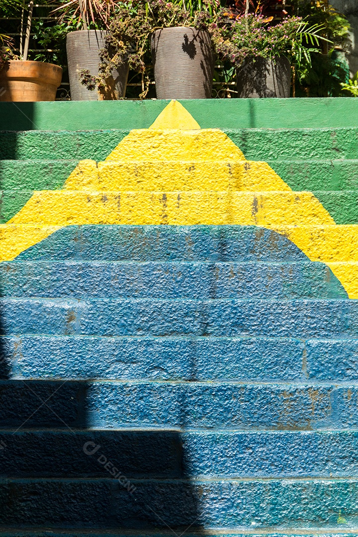 Bandeira do Brasil pintada em uma escada no morro da Conceição no centro do Rio de Janeiro.