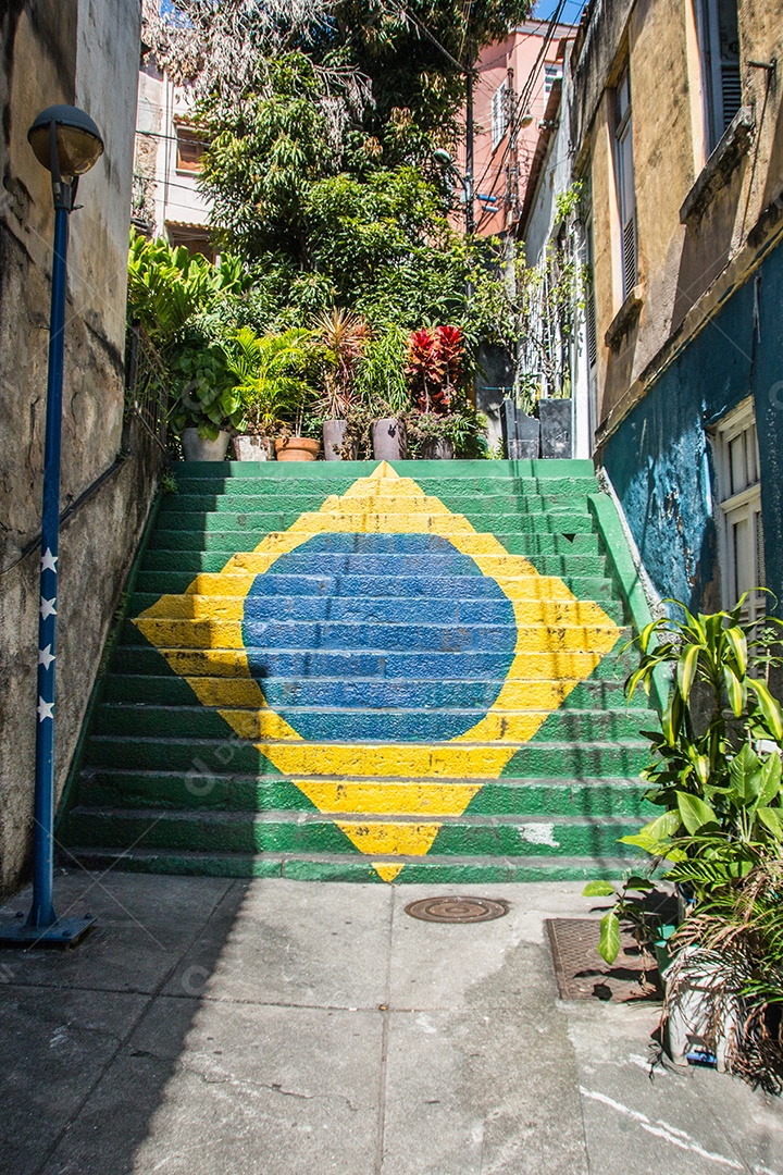 Bandeira do Brasil pintada em uma escada no morro da Conceição no centro do Rio de Janeiro.