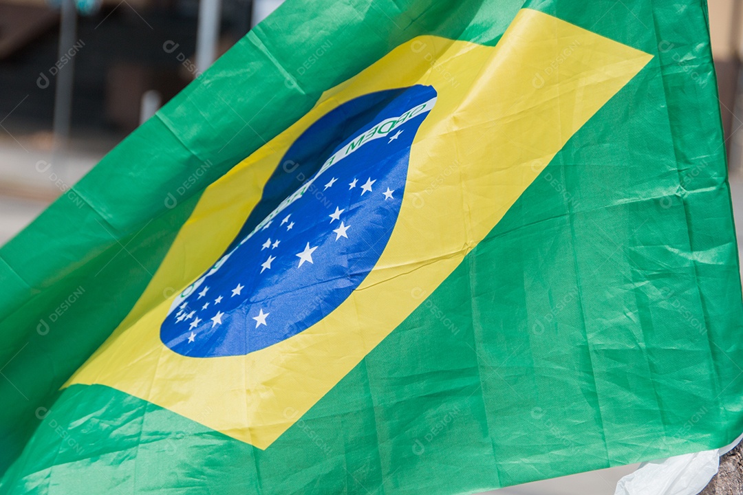 Bandeira do Brasil de cabeça para baixo ao ar livre no Rio de Janeiro Brasil.