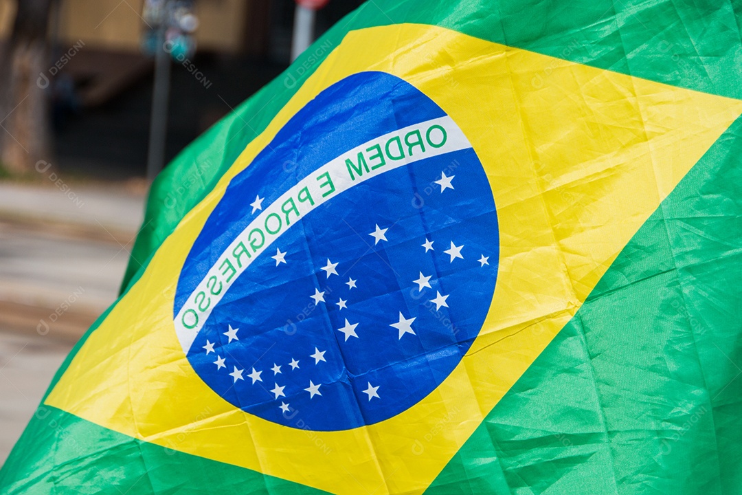 Bandeira do Brasil de cabeça para baixo ao ar livre no Rio de Janeiro Brasil.