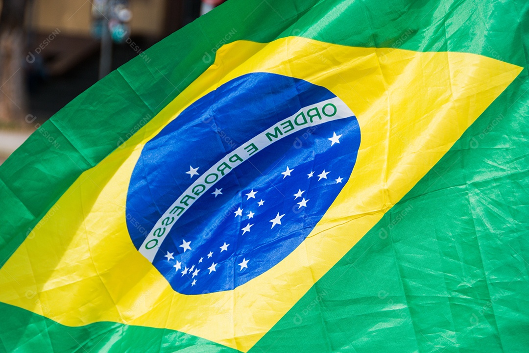 Bandeira do Brasil de cabeça para baixo ao ar livre no Rio de Janeiro Brasil.