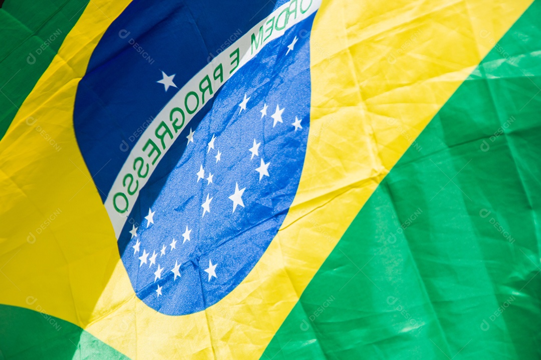 Bandeira do Brasil de cabeça para baixo ao ar livre no Rio de Janeiro Brasil.