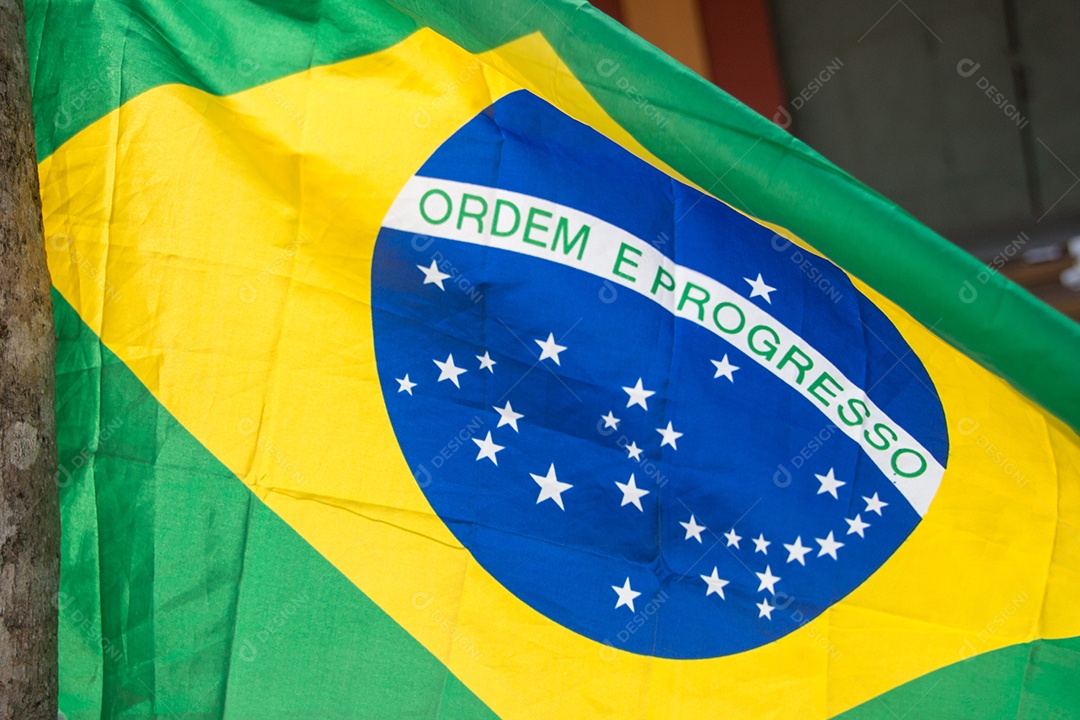 Bandeira do Brasil de cabeça para baixo ao ar livre no Rio de Janeiro Brasil.