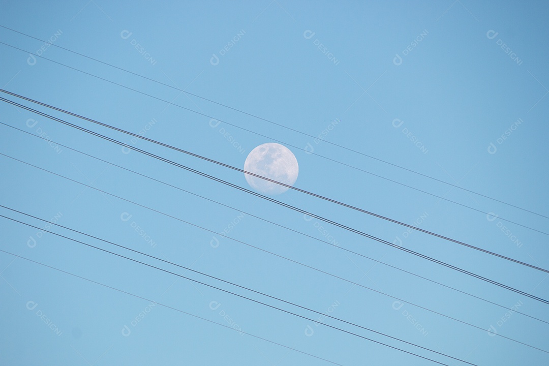 lua cheia com os cabos do teleférico do pão de açúcar no rio de janeiro.