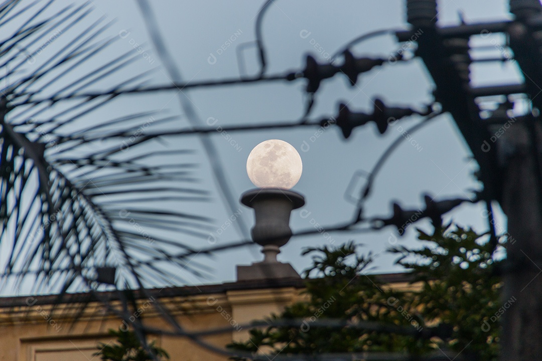 lua cheia no Rio de Janeiro, Brasil.