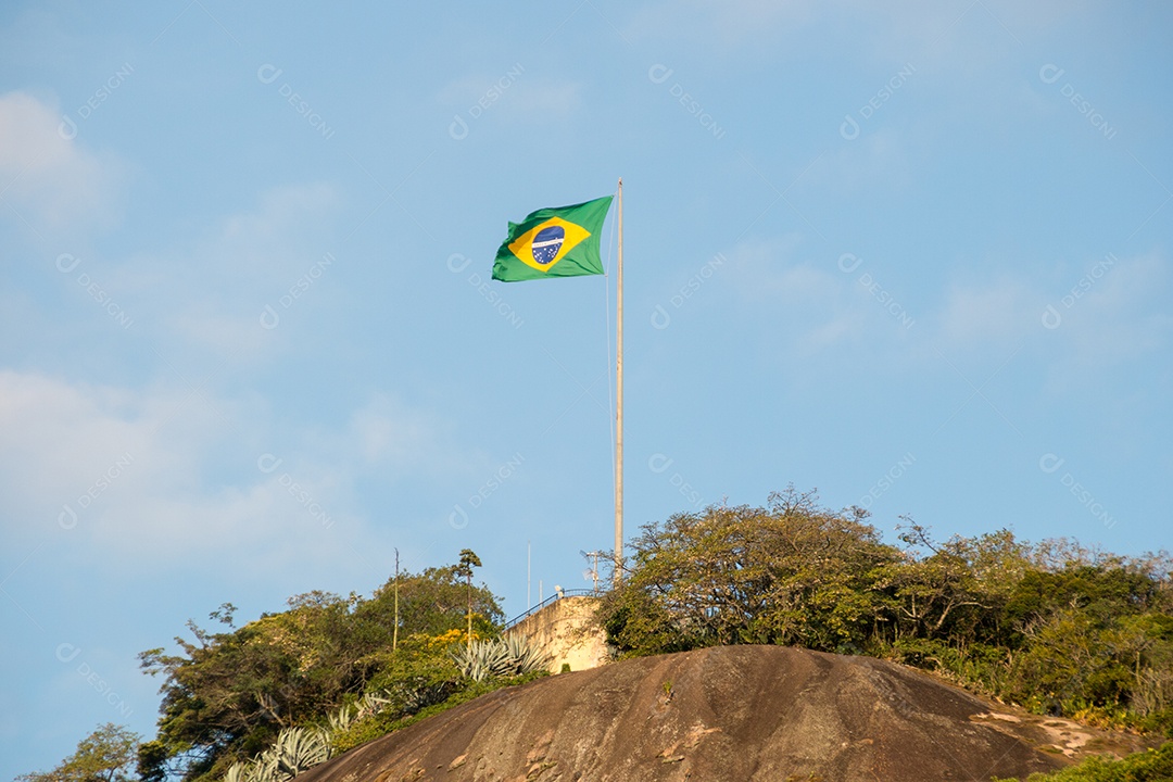 Bandeira do Brasil em cima da pedra do leme no Rio de Janeiro Brasil.