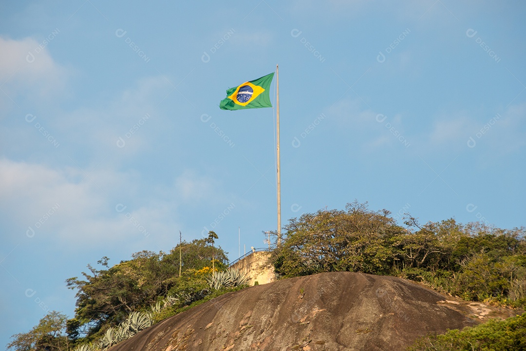 Bandeira do Brasil em cima da pedra do leme no Rio de Janeiro Brasil.