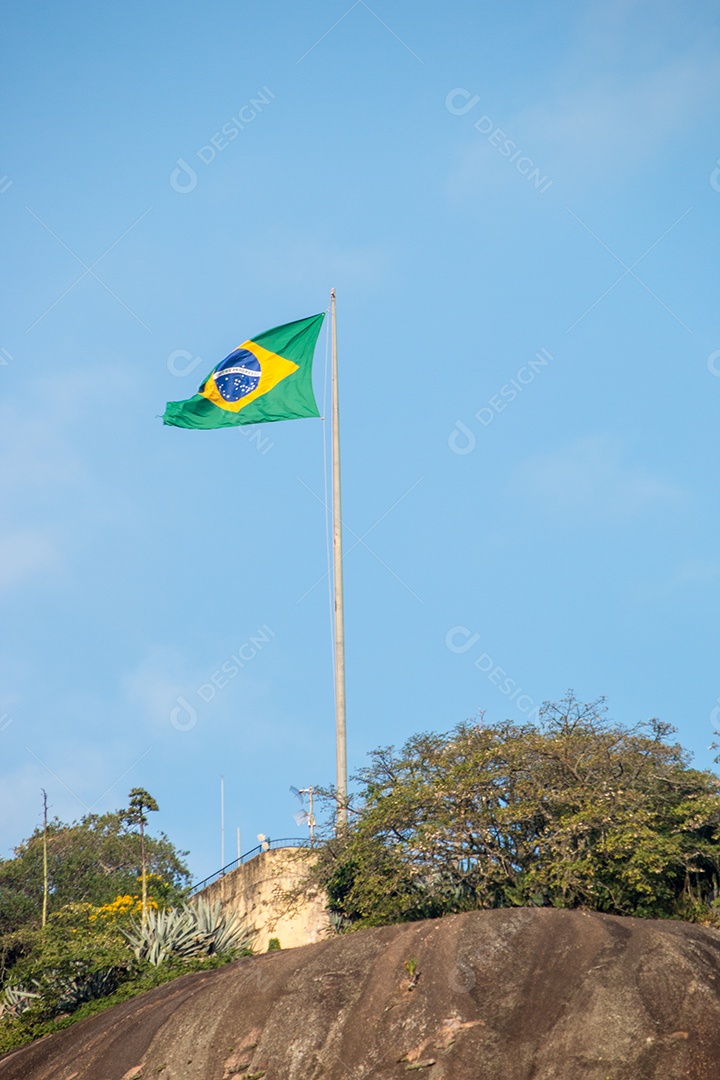 Bandeira do Brasil ao ar livre no Rio de Janeiro.