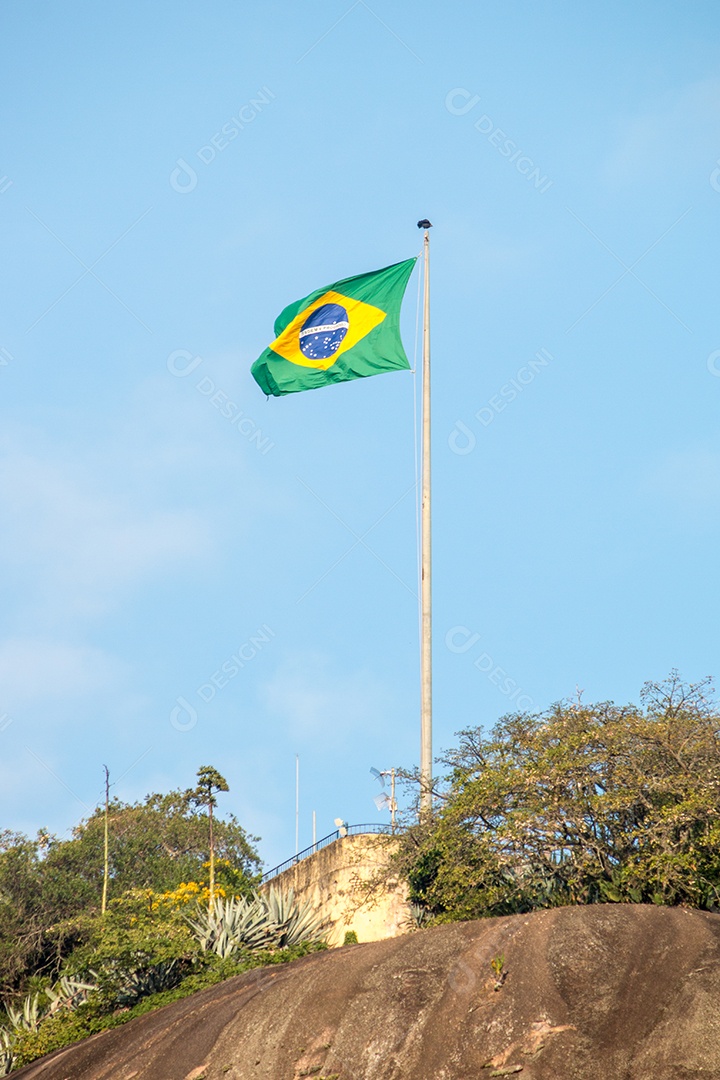 Bandeira do Brasil ao ar livre no Rio de Janeiro.