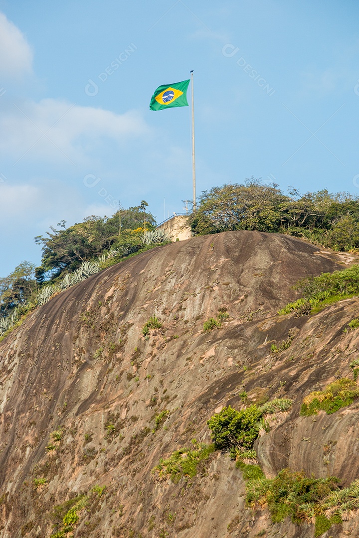 Bandeira do Brasil ao ar livre no Rio de Janeiro.