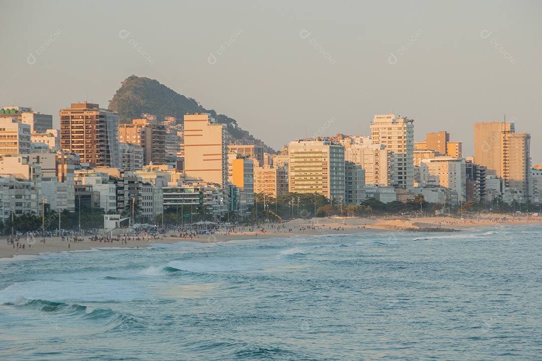 pôr do sol na praia do leblon no rio de janeiro, brasil.