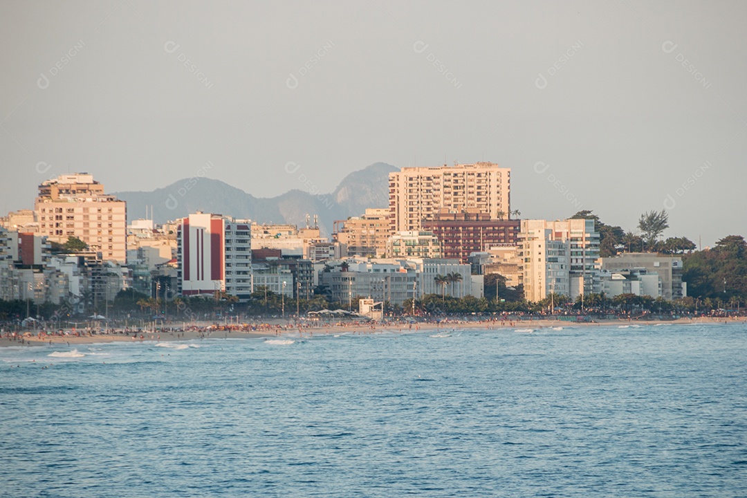 pôr do sol na praia do leblon no rio de janeiro, brasil.