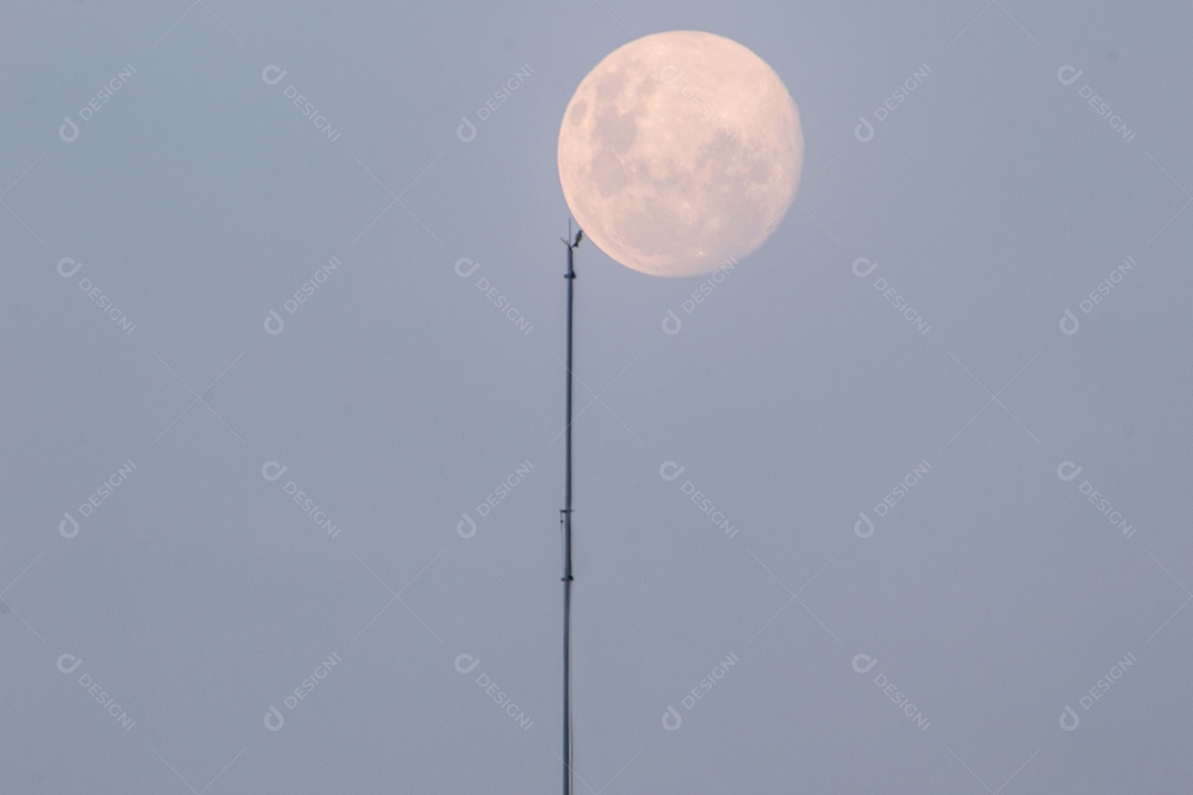 lua cheia nascendo vista na praia de ipanema no rio de janeiro brasil.