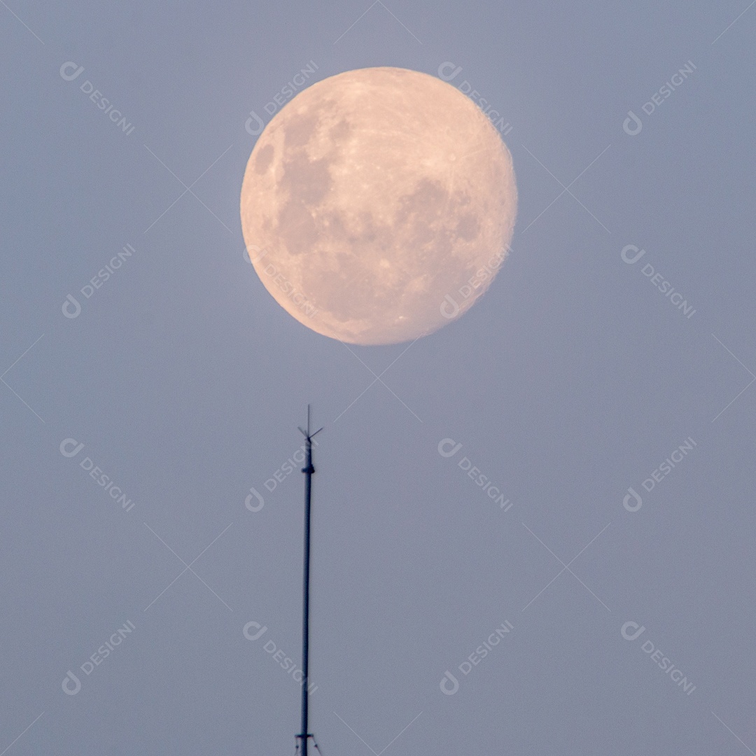 lua cheia nascendo vista na praia de ipanema no rio de janeiro brasil.