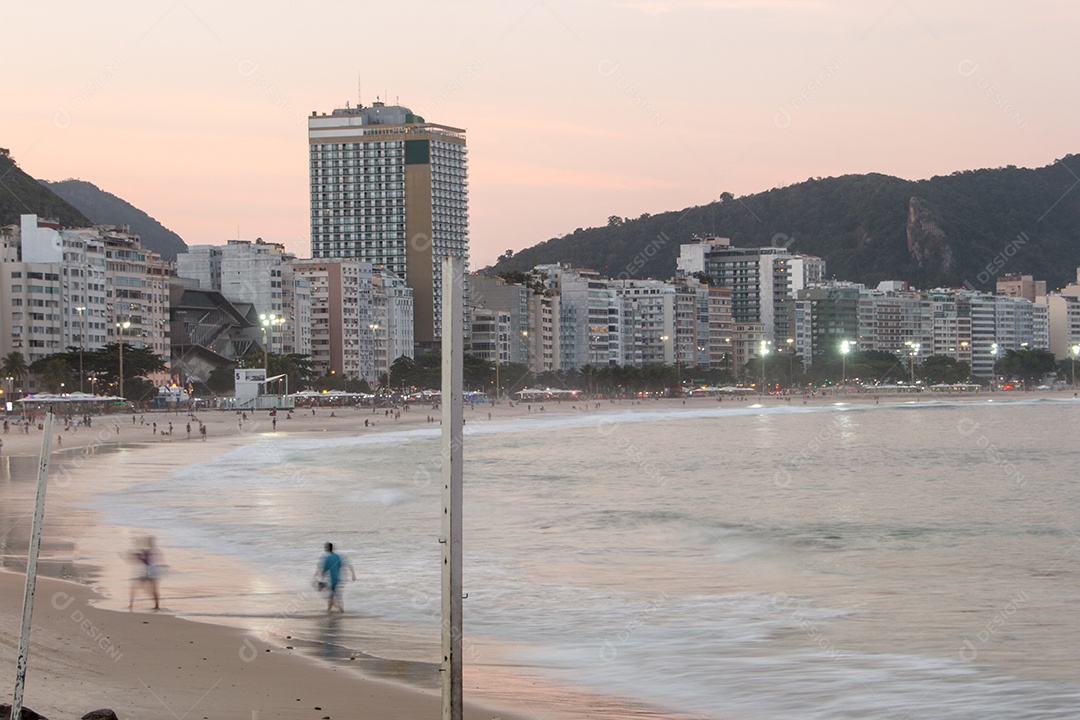 fim de tarde na praia de Copacabana, no Rio de Janeiro.