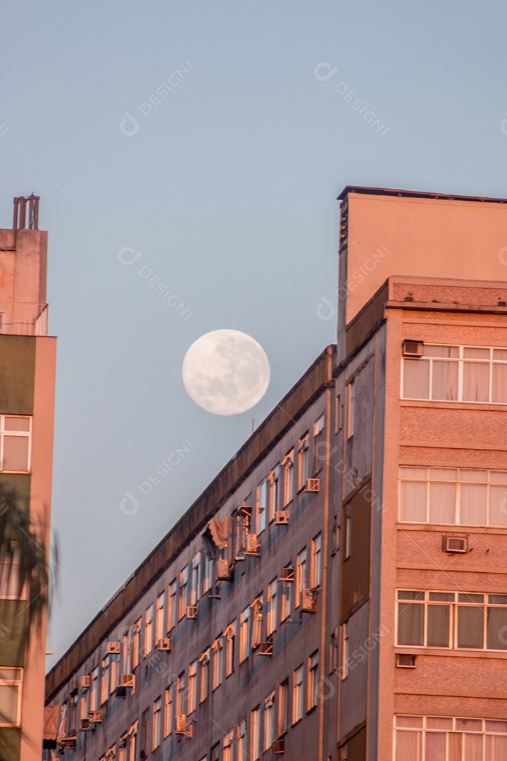lua cheia sobre um prédio na praia de Botafogo, no Rio de Janeiro.