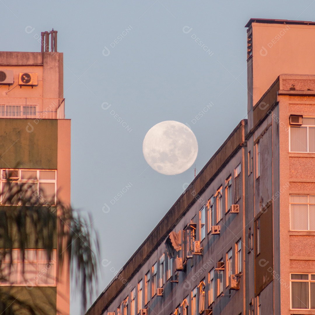 lua cheia sobre um prédio na praia de Botafogo, no Rio de Janeiro.
