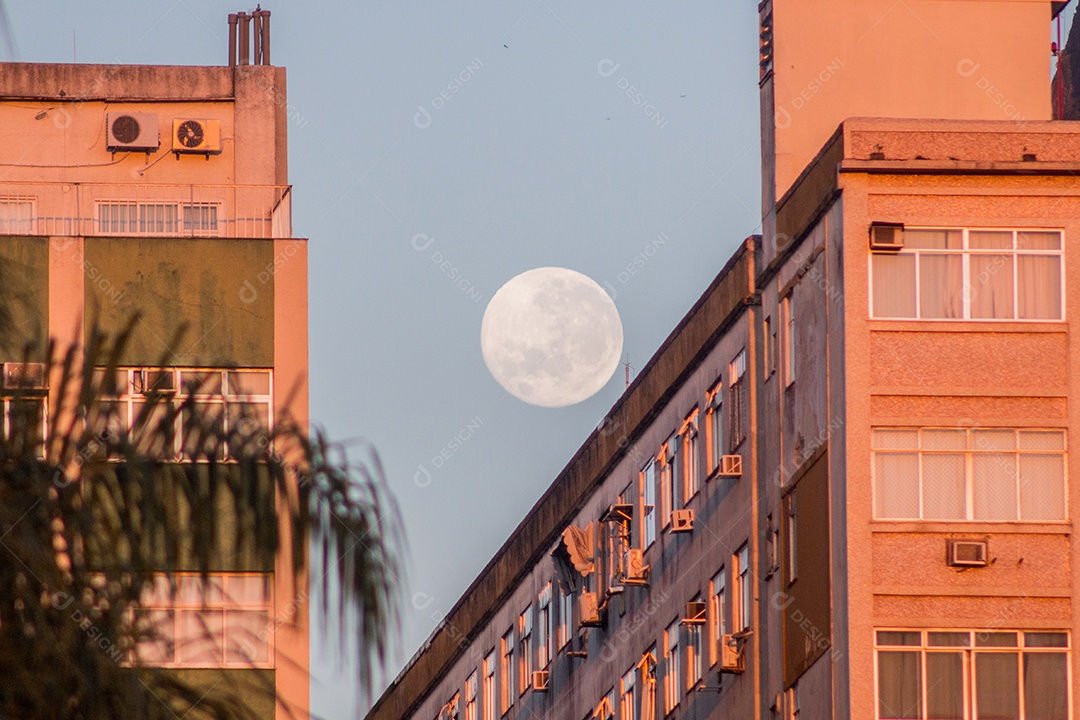 lua cheia sobre um prédio na praia de Botafogo, no Rio de Janeiro.