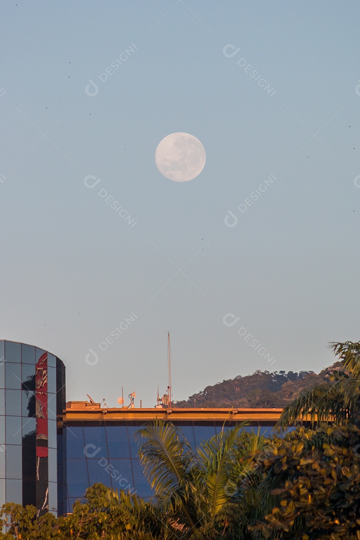 lua cheia sobre um prédio na praia de Botafogo, no Rio de Janeiro.