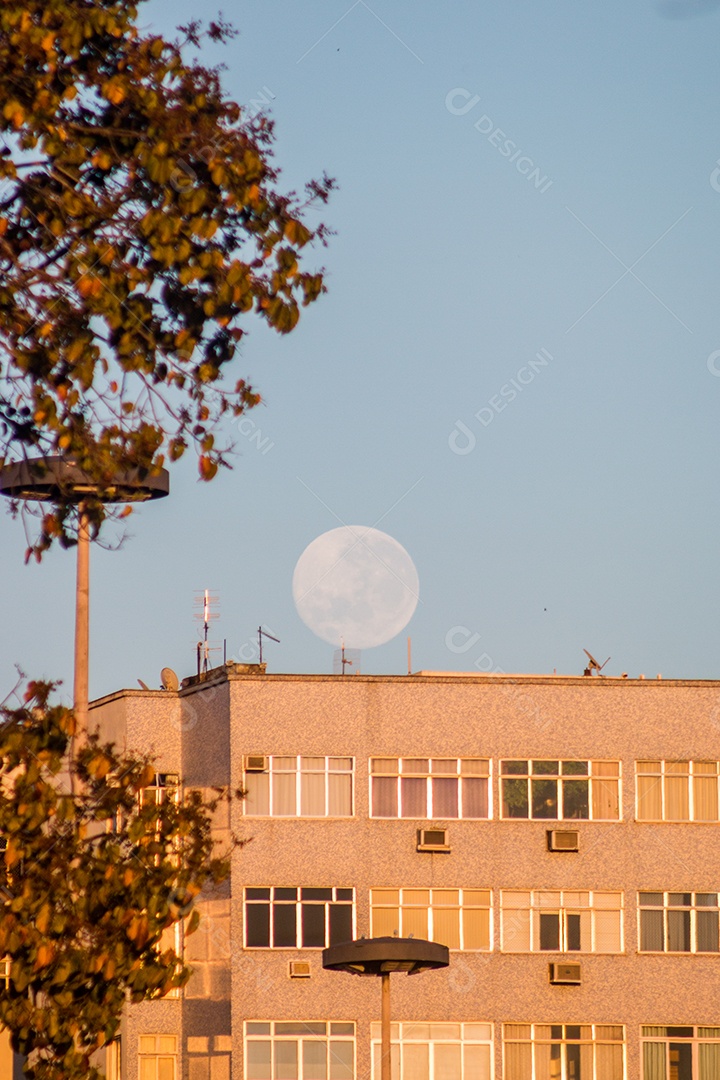 lua cheia sobre um prédio na praia de Botafogo, no Rio de Janeiro.