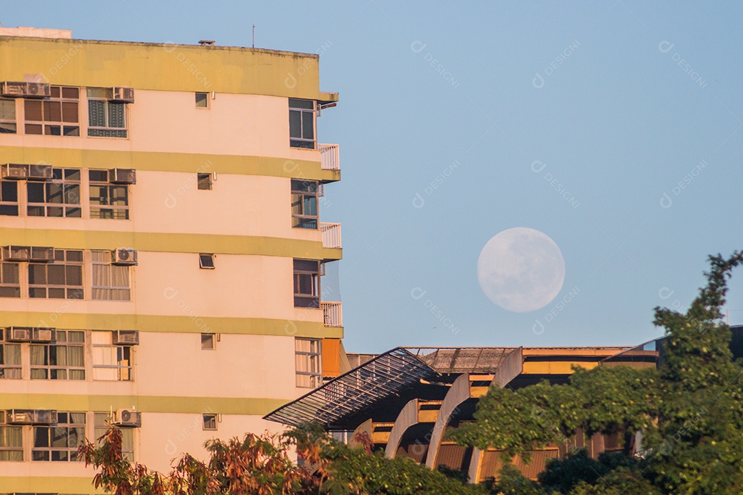 lua cheia sobre um prédio na praia de Botafogo, no Rio de Janeiro.