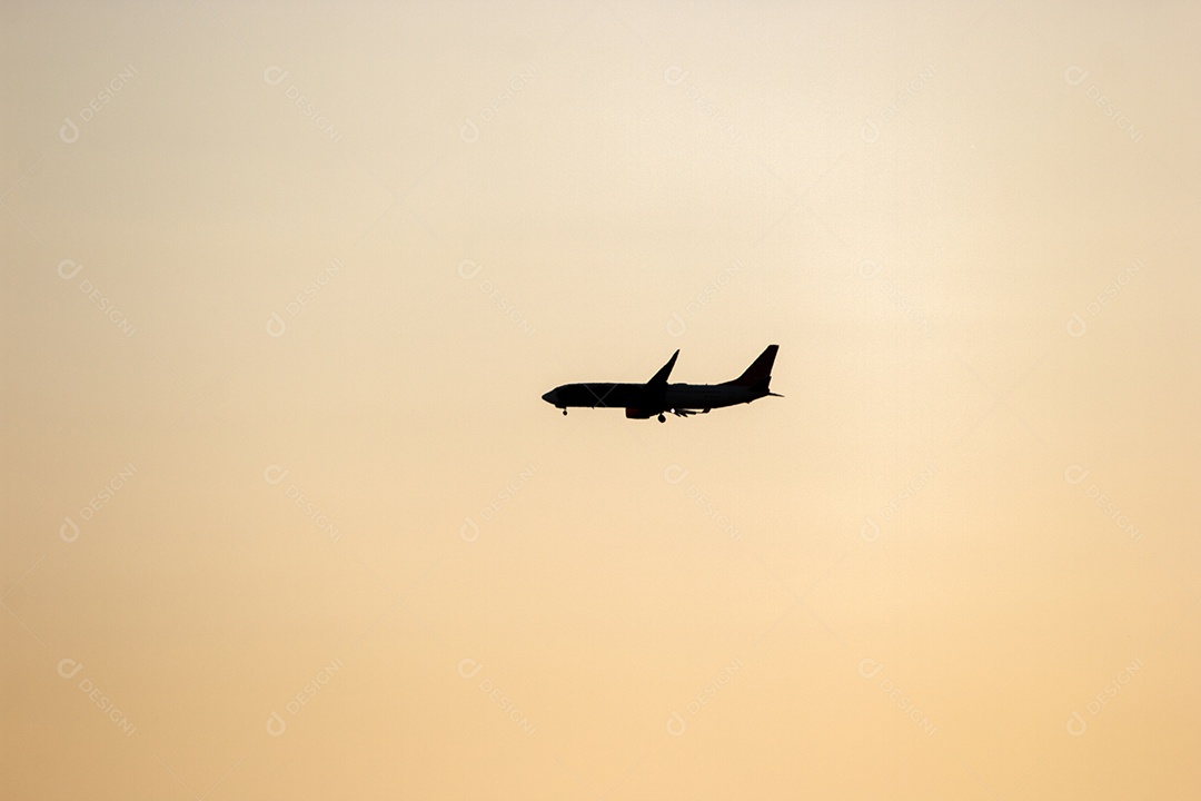silhueta de avião na margem do flamengo no rio de janeiro.