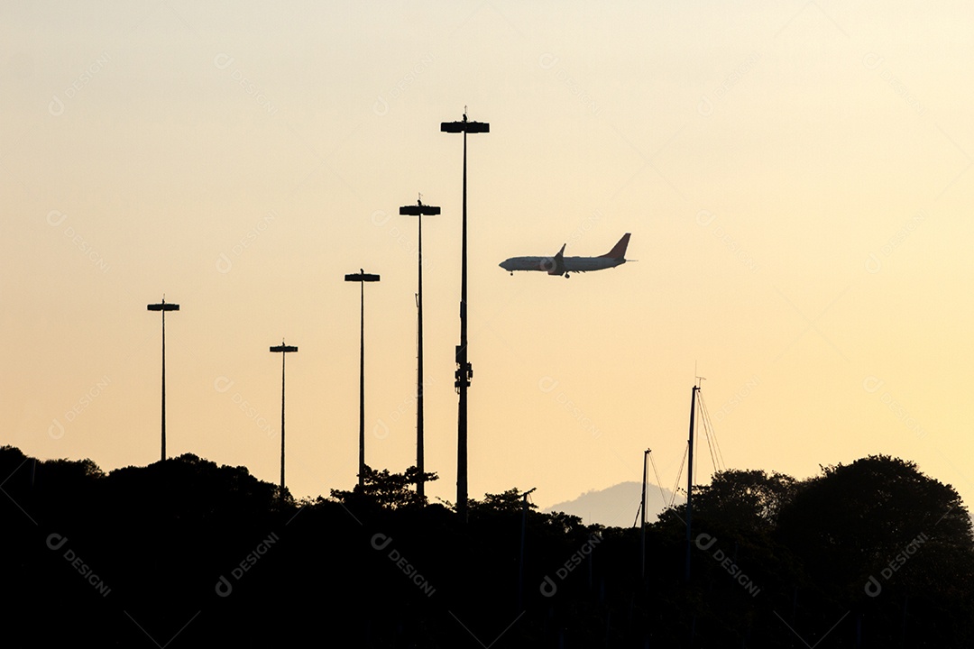 silhueta de avião na margem do flamengo no rio de janeiro.