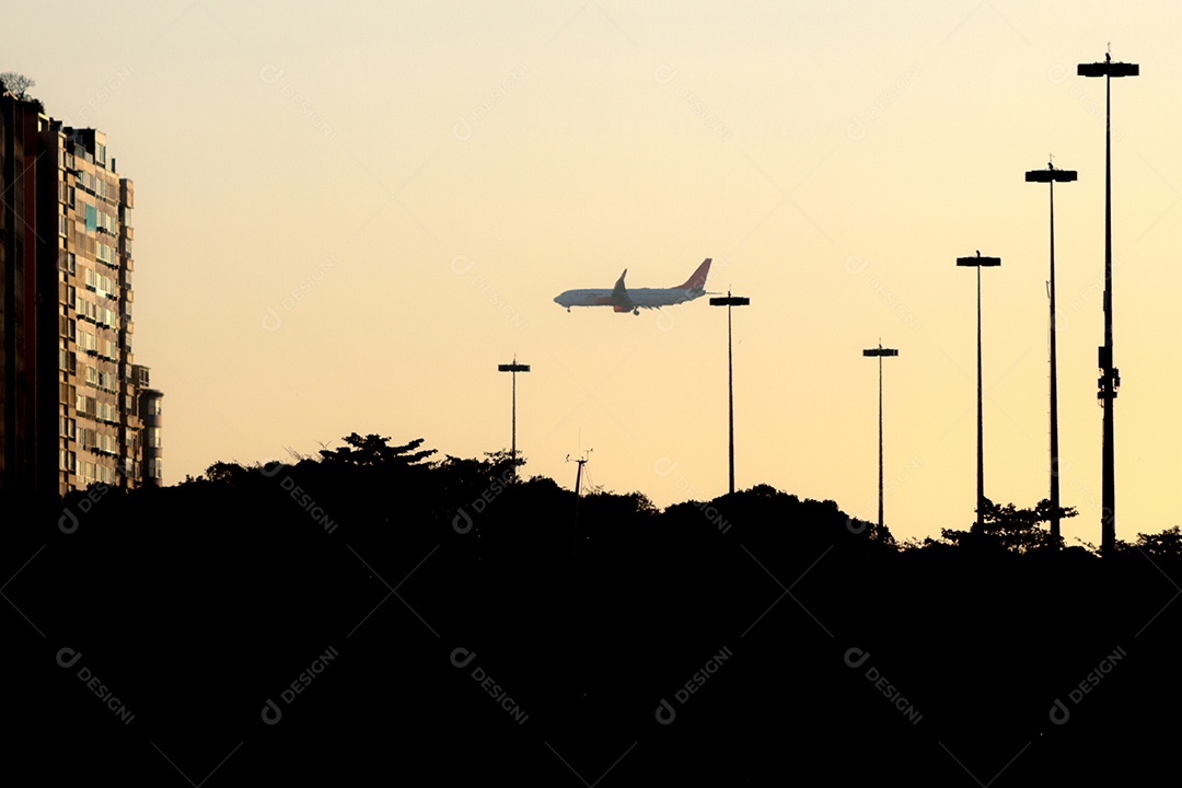 silhueta de avião na margem do flamengo no rio de janeiro.