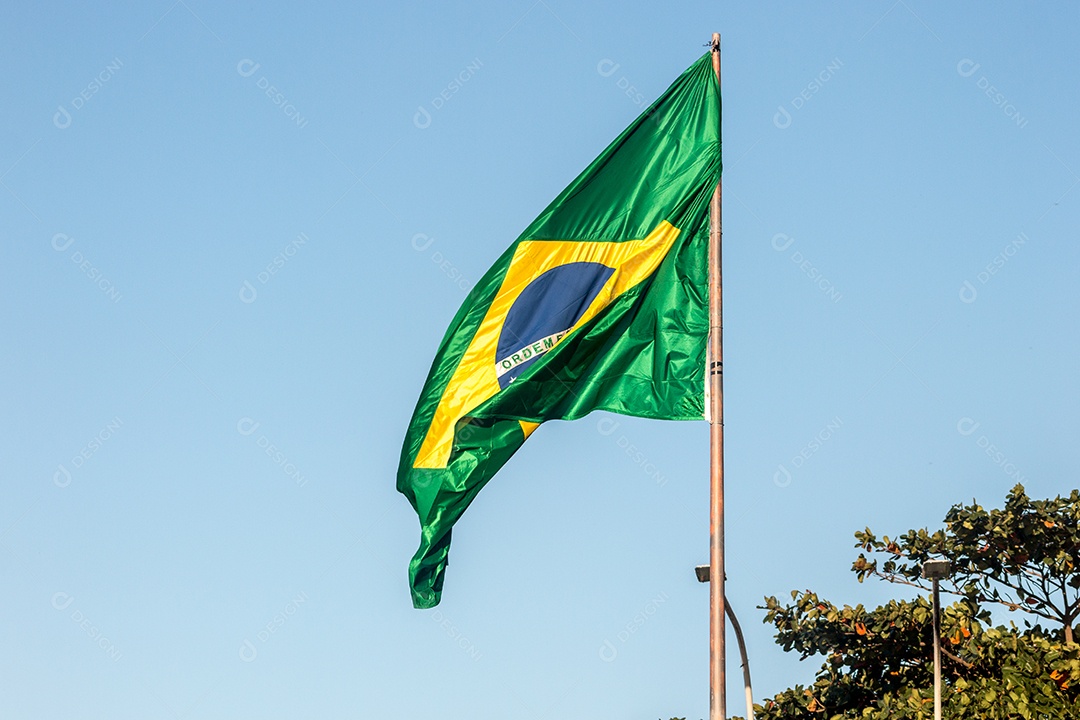 Bandeira do Brasil ao ar livre no Rio de Janeiro.