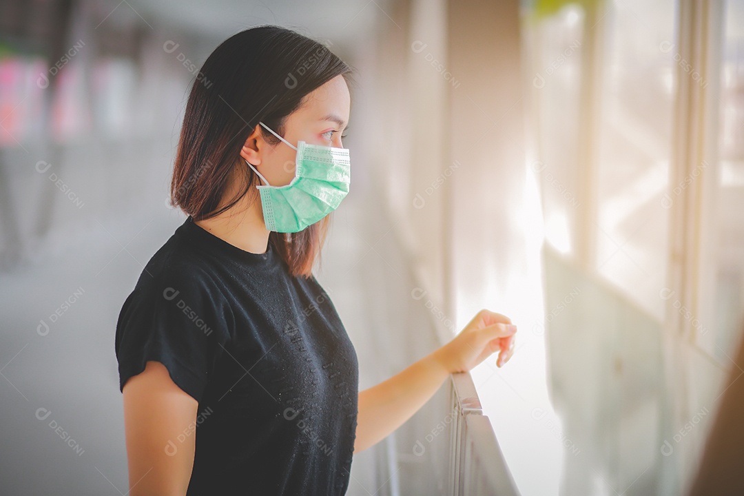 Mulher asiática usando máscara para proteger e tossir com Covid-19