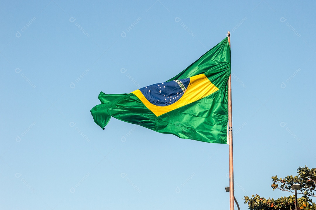 Bandeira do Brasil ao ar livre no Rio de Janeiro.