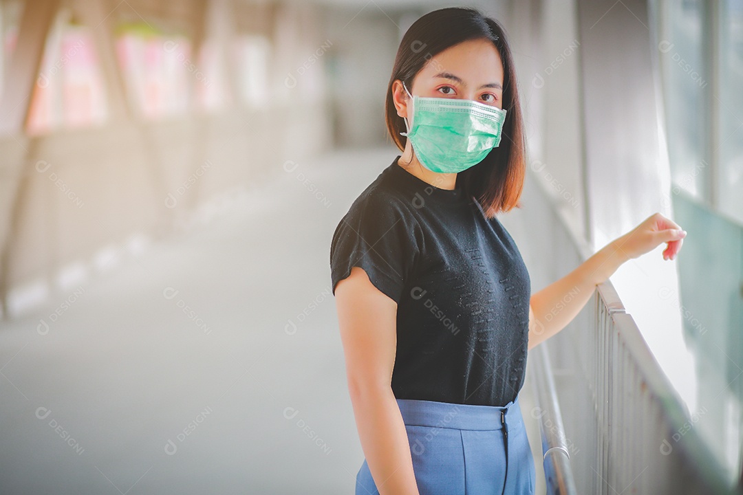 Mulher asiática usando máscara para proteger pm2.5 e tossir com Covid-