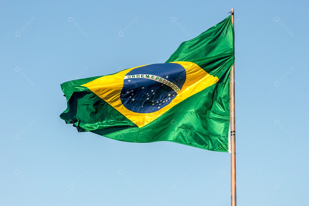 Bandeira do Brasil ao ar livre no Rio de Janeiro.