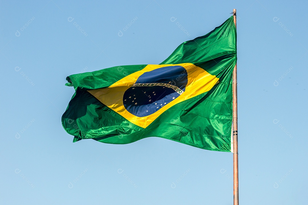 Bandeira do Brasil ao ar livre no Rio de Janeiro.