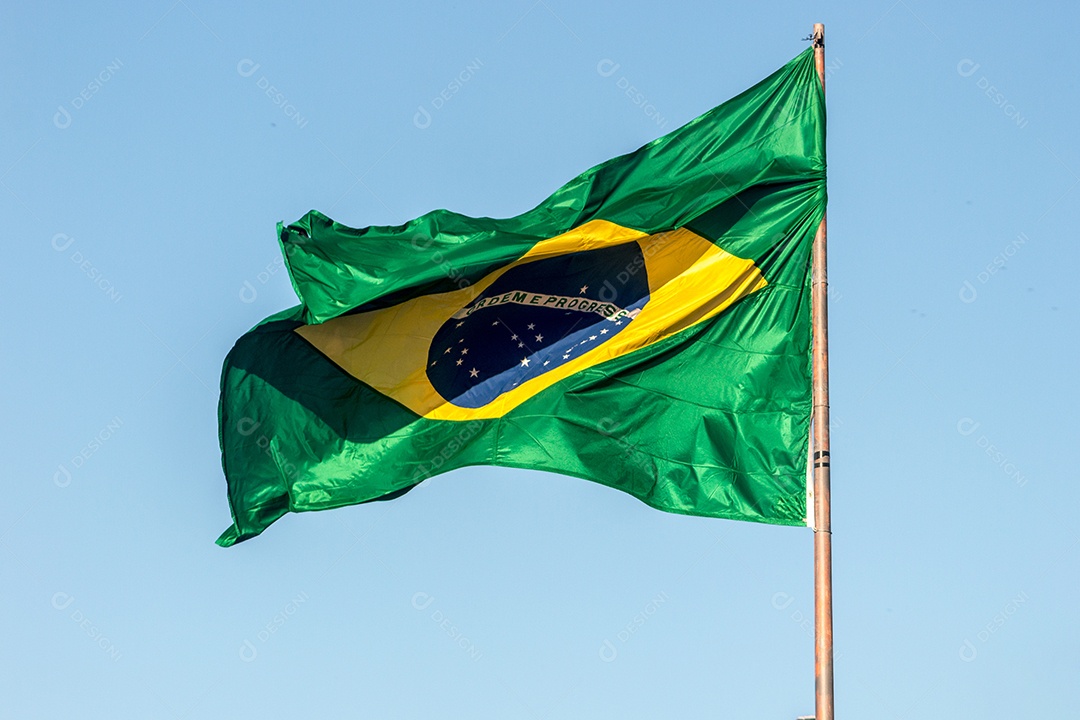 Bandeira do Brasil ao ar livre no Rio de Janeiro.