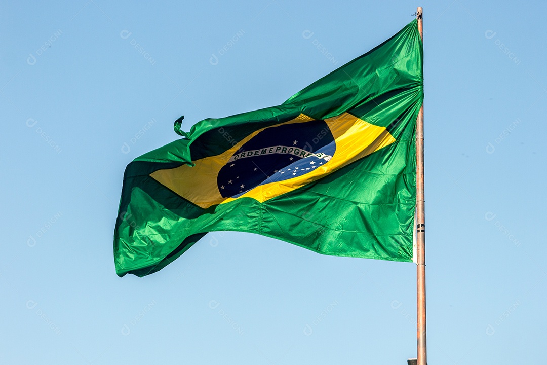 Bandeira do Brasil ao ar livre no Rio de Janeiro.