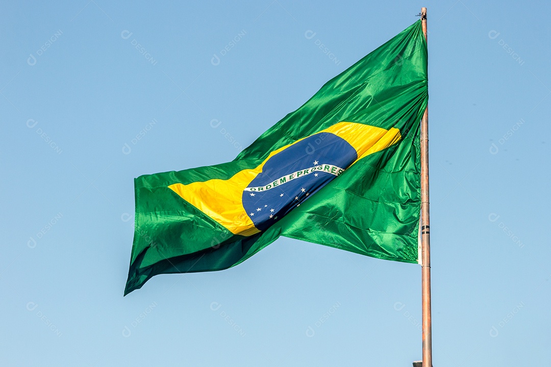 Bandeira do Brasil ao ar livre no Rio de Janeiro.