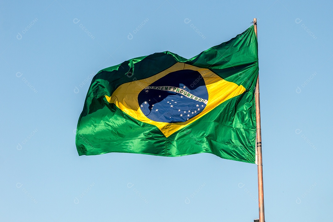 Bandeira do Brasil ao ar livre no Rio de Janeiro.