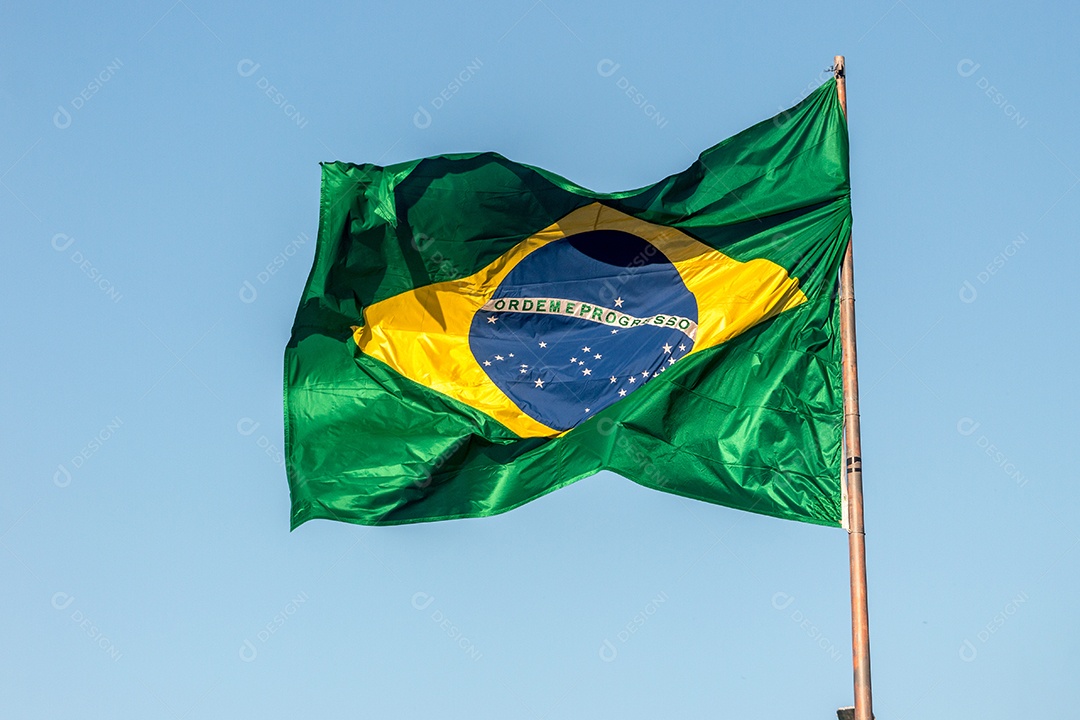Bandeira do Brasil ao ar livre no Rio de Janeiro.