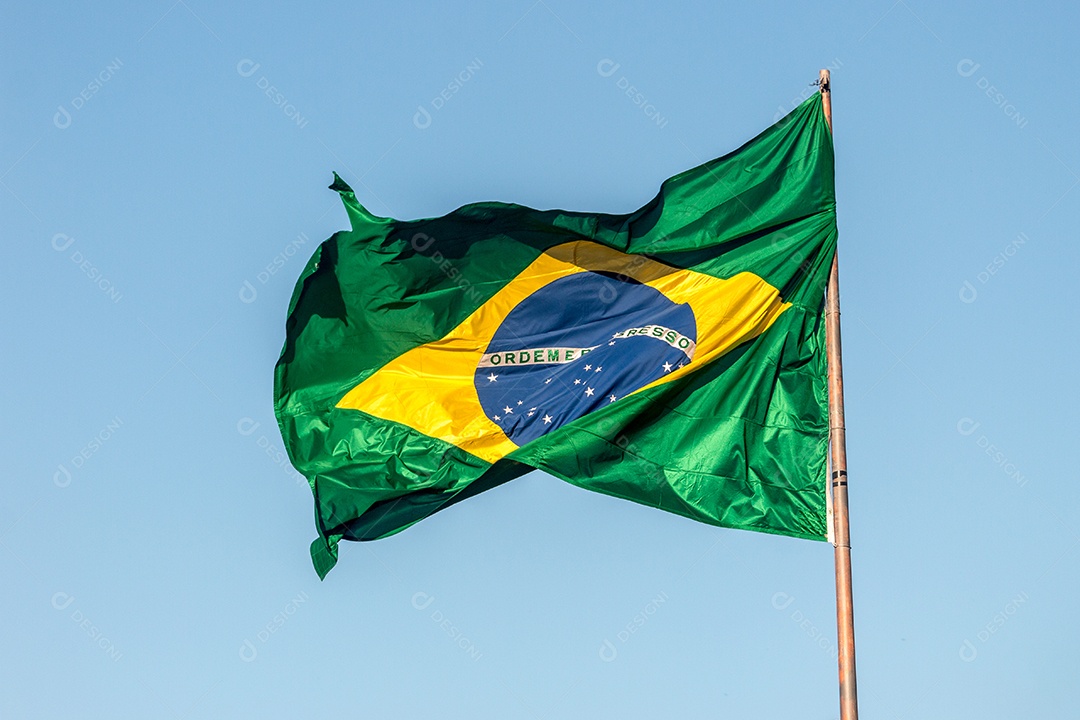 Bandeira do Brasil ao ar livre no Rio de Janeiro.