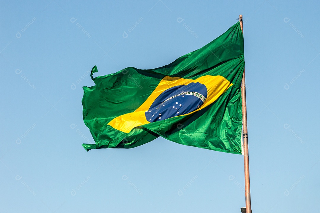 Bandeira do Brasil ao ar livre no Rio de Janeiro.