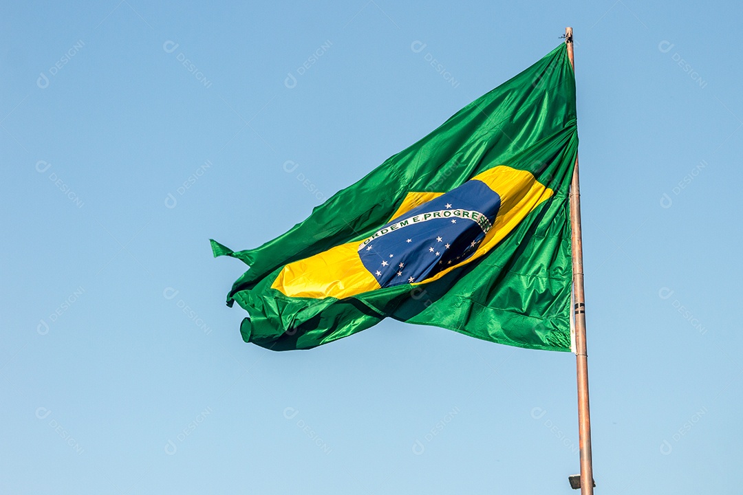 Bandeira do Brasil ao ar livre no Rio de Janeiro.