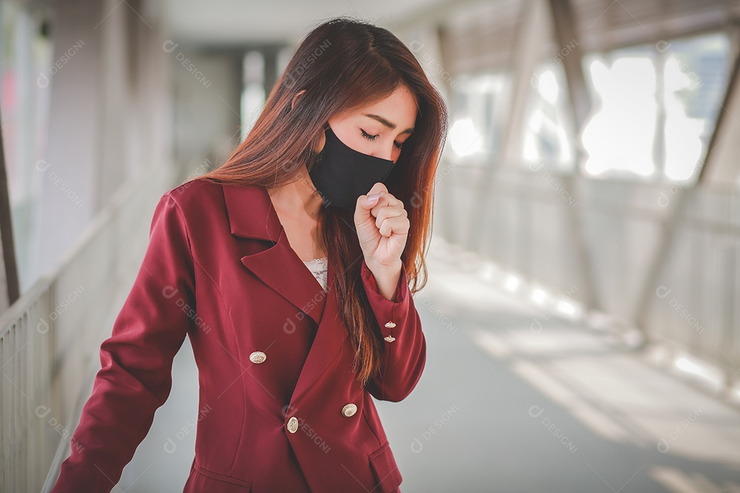 Mulher asiática usando máscara para se proteger e tossir com Covid-19