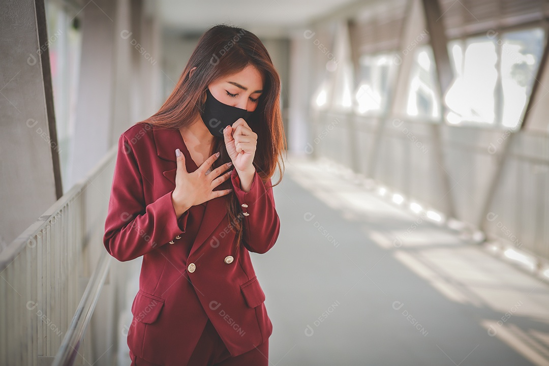 Mulher asiática usando máscara para se proteger e tossir com Covid-19 sentindo dor