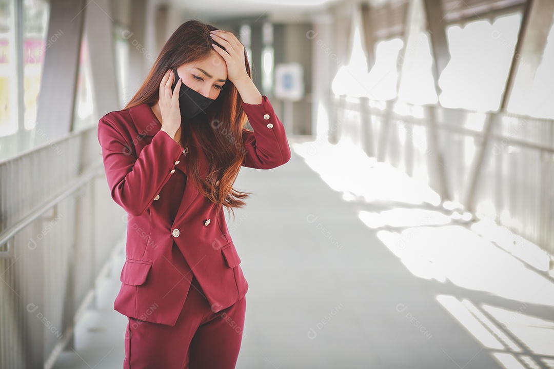 Mulher asiática usando máscara para se proteger e tossir com Covid-19 sentindo dor