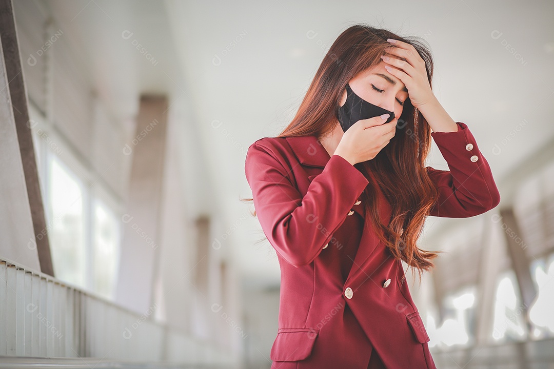 Mulher asiática usando máscara para se proteger e tossir com Covid-19