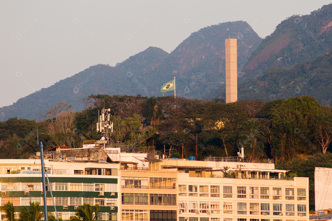 bandeira do brasil no topo do morro do pasmado no Rio de Janeiro Brasil.